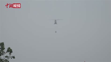 直升机为“孤岛”白马乡空投救援物资转运出1名重伤员_凤凰网视频_凤凰网