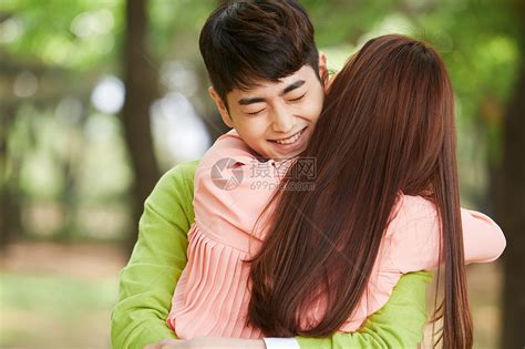 快乐的男朋友抱着女朋友的肩膀上米色背景素材图片免费下载-千库网