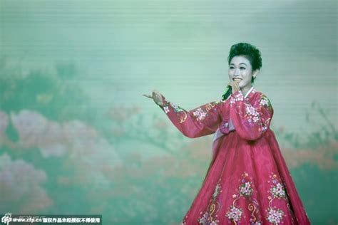 中国艺术团访朝演出：朝鲜观众跳着鼓掌_手机凤凰网