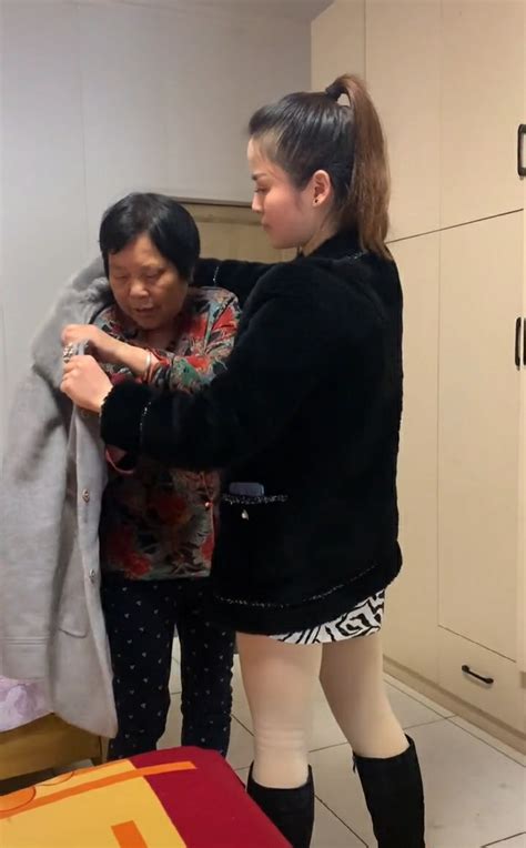 亳州俩女子捡到戴胜鸟 民警送到救助站救治后放生_凤凰网视频_凤凰网