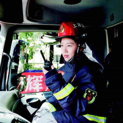 女消防员坐在消防车里，头朝窗外高清摄影大图-千库网