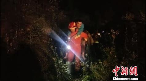 湖北神农架：70名游客迷失深山 消防员深夜搜救