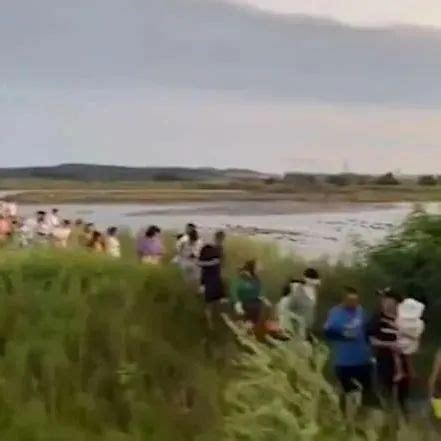 浮桥断裂，网红赶海地数百名游客被困|金石滩_新浪新闻