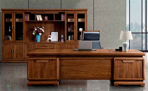 实木大班台等大型办公室家具用实木打造更适合-广州曲直办公家具