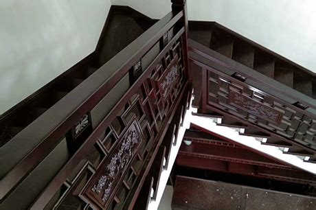 打卡重庆筒子楼，“Z”字形的楼梯纵横交错，从天井通向天台……|重庆_新浪新闻