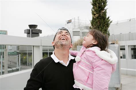 父亲和女儿在户外寻找幸福高清图片下载-正版图片320740129-摄图网