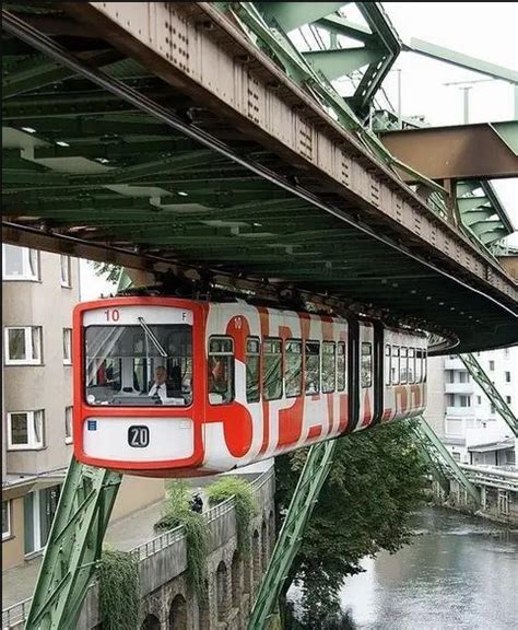 看看德国西部城市伍珀塔尔的悬挂列车（1901年建成）是最早的，120年来仍然持续营运的悬挂式单轨铁路。_回龙观社区网