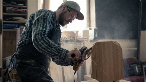 专业,木工,木工人的木工车间用木板工作高清图片下载-正版图片300616961-摄图网