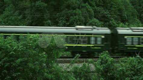 绿皮火车在轨道上高清图片下载-正版图片501288139-摄图网