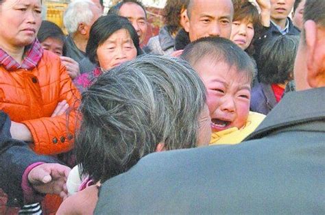 河南两岁女童被强行抱走 嫌犯将其卖给亲姐姐_首页社会_新闻中心_长江网_cjn.cn