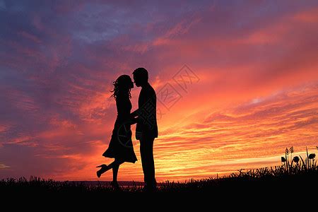 夕阳晚霞下的情侣图片素材-正版创意图片500806711-摄图网