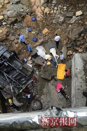 安徽霍山县大巴车坠桥 至少7人死亡(图)_手机凤凰网