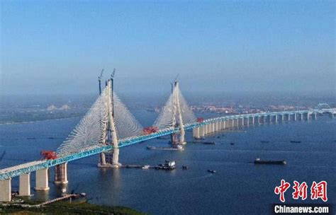 沪通长江大桥主塔高度突破300米-中国质量新闻网
