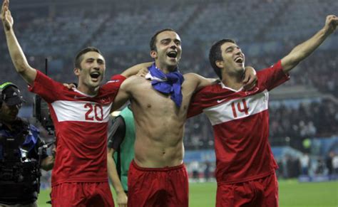 欧洲杯最惨冠军诞生！希腊3连胜后依旧出局 - 奇点