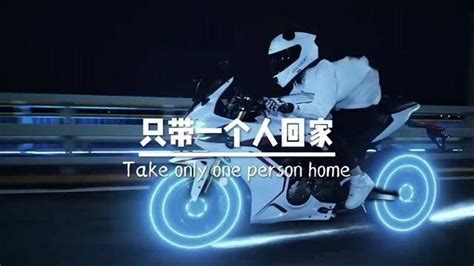5月4日浙江，男子骑摩托带女友兜风，一个起步 女子不慎摔了下来_腾讯视频