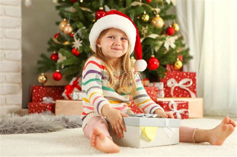 圣诞节图片-看着圣诞树礼物的小女孩素材-高清图片-摄影照片-寻图免费打包下载