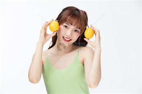 拿着柠檬的甜美女孩高清图片下载-正版图片501652402-摄图网
