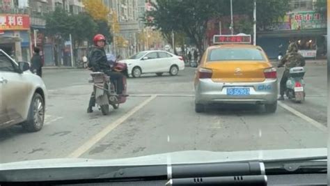 女儿第一次开车上路，父亲骑摩托一路护送_七环视频_澎湃新闻-The Paper