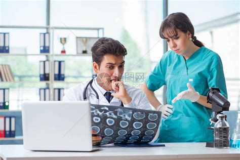 两名医生在医院讨论X高清图片下载-正版图片507434379-摄图网