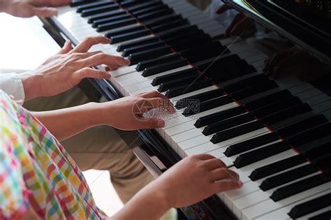 孩子在家上钢琴课高清图片下载-正版图片502101853-摄图网