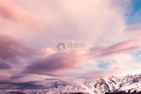 紫色的日落或秋天山峰的黎明登上山谷之旅时黄云和紫景观丰富多彩的高清图片下载-正版图片307688605-摄图网