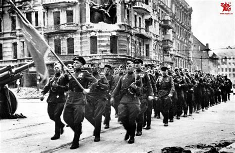 历史上的今天4月30日_1945年第二次世界大战：苏联红军把标志胜利的红旗插上柏林国会大厦顶。