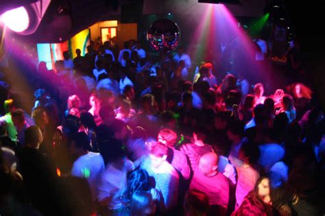 酒吧的人图片-酒吧跳舞喝酒狂欢的人素材-高清图片-摄影照片-寻图免费打包下载