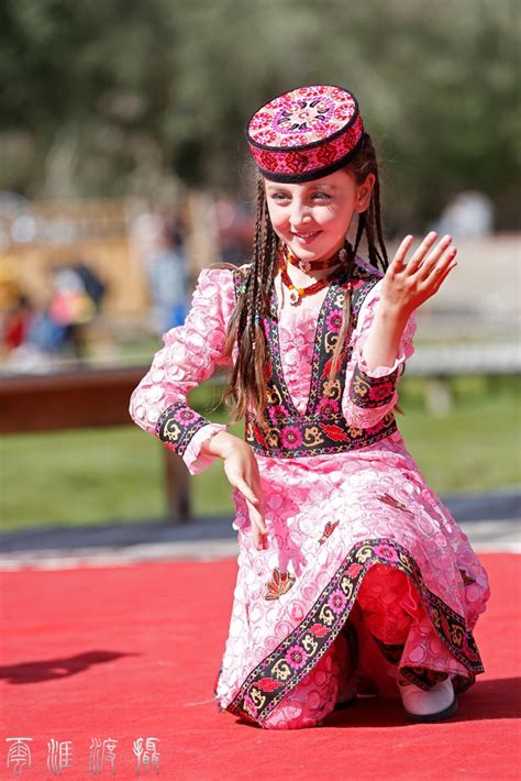 抓拍跳舞的新疆塔吉克族美少女》摄影图片】人像摄影_太平洋电脑网摄影部落