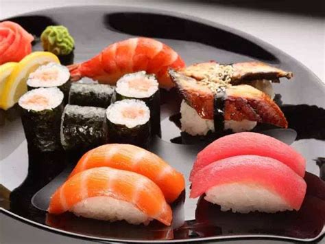 外国游客吃日本料理高清图片下载-正版图片502020318-摄图网