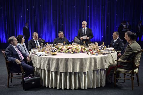 俄朝首脑在远东联邦大学共同出席晚宴，普京用哪七道美食招待金正恩?