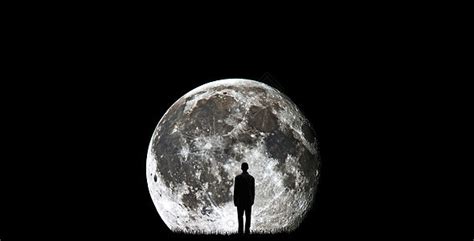 情侣看月亮背影图片 情侣月亮唯美图片(4)_配图网