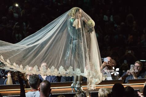 麦当娜演唱会再披婚纱 与众男舞伴贴身热舞_手机凤凰网