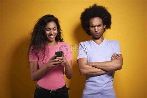 嫉妒的男人和他的女朋友用手高清图片下载-正版图片504033615-摄图网