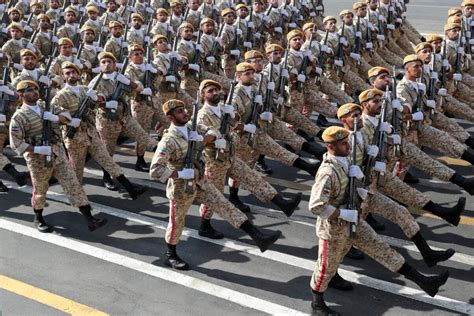 伊朗公开一组两伊战争图片，士兵们的精神不错，常靠人海战术获胜