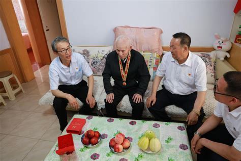 6月30日，自治区总工会副主席傲木格慰问离退休老党员_内蒙古自治区总工会