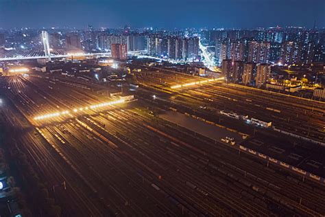 实拍中国西部最大铁路集装箱编组站，每天进站货运列车近两万辆！_腾讯视频