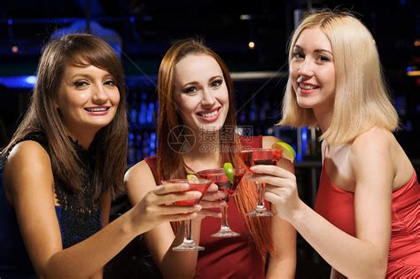 周末派三位优雅的女士夜总会喝鸡尾酒高清图片下载-正版图片300322478-摄图网
