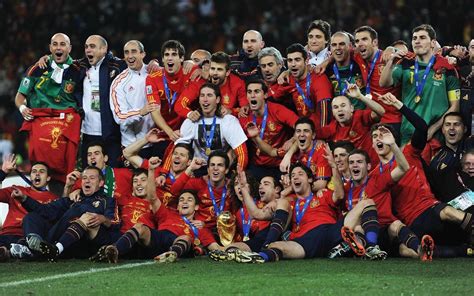 西班牙世界杯为什么那么强(2010世界杯决赛，从王朝奠基战来分析传控西班牙为何如此强大)