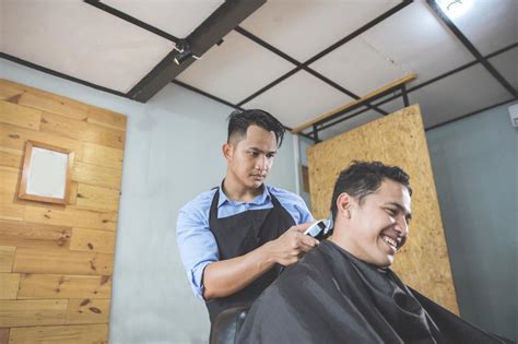 专业理发师在美发店和客户一起工作用剪发梳子高清图片下载-正版图片502658762-摄图网