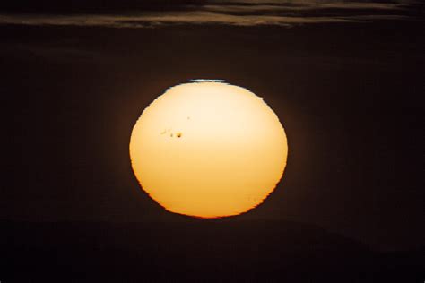 太阳系 - 太阳黑子和耀斑分别是什么？