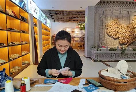 “行走”的非遗出圈记：甘肃麻鞋卖到了北京故宫凤凰网甘肃_凤凰网