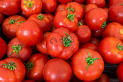 红西番茄在市场上销售新鲜成熟的西红番茄高清图片下载-正版图片304038898-摄图网