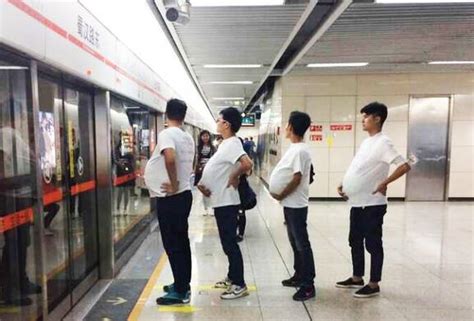 成都地铁惊现一群“孕妇”男_资讯频道_凤凰网