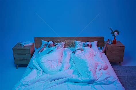 夜晚熟睡的女性高清图片下载-正版图片501810828-摄图网