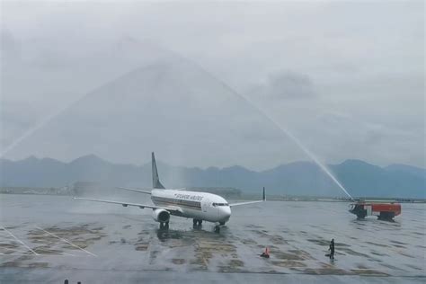 视频丨新加坡航空“重庆—新加坡”客运航班成功首航_凤凰网视频_凤凰网