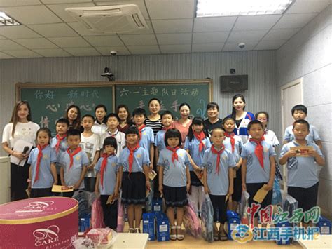 鹰潭市第一小学开展更换新校服活动-教育-大江网（中国江西网）