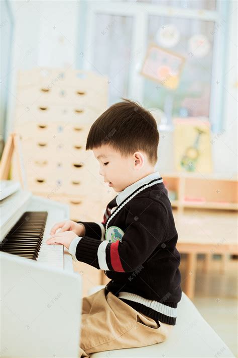 儿童弹钢琴插画背景_儿童弹钢琴插画摄影图片_儿童弹钢琴插画壁纸_摄图网