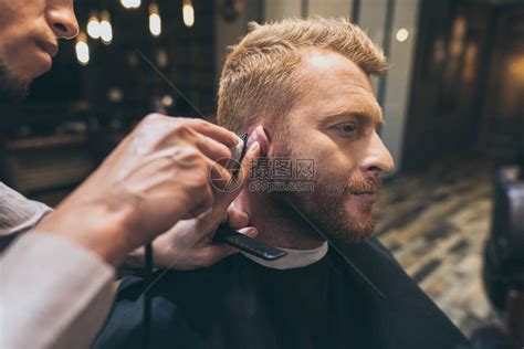 男专业美发师服务客户高清图片下载-正版图片507443722-摄图网