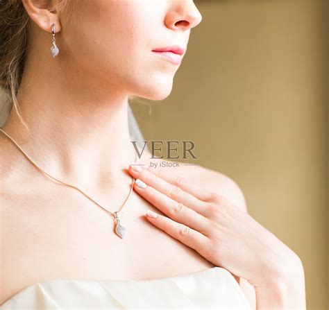 女人戴着钻石戒指高清摄影大图-千库网