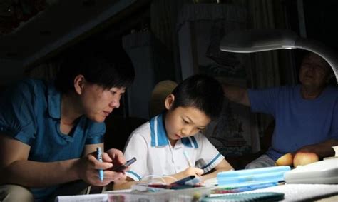 辅导作业又“出事”了!上海爸爸看孩子写作业,生气捶墙致骨折|家长|写作业|作业_新浪新闻